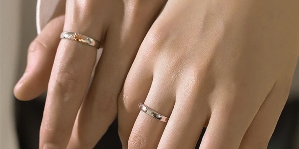 What's the design of a Promise Ring?